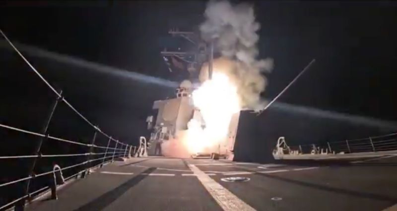 Image for the Tweet beginning: A US Navy destroyer of