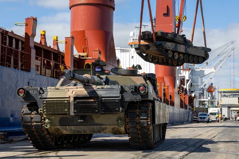 Image for the Tweet beginning: Tanks for Ukraine delivered via