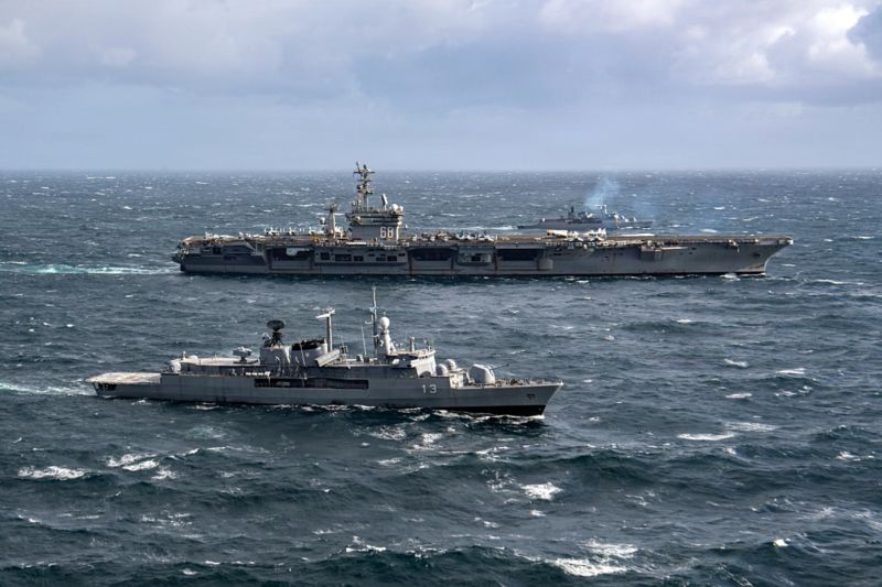 Image for the Tweet beginning: Argentine Navy destroyers ARA La