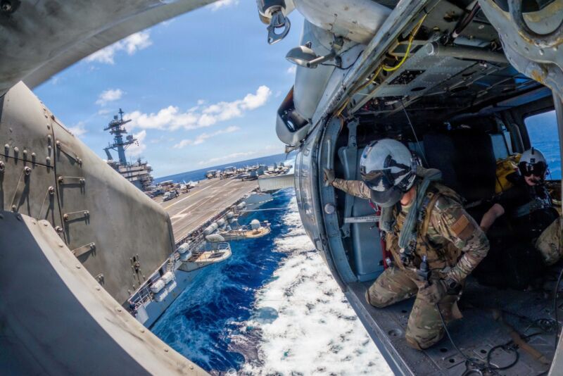 Image for the Tweet beginning: Helicopter perspective: a US Navy